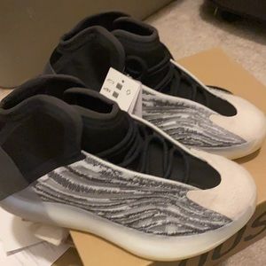 Yeezy QNTM size 8